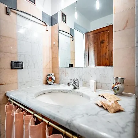 Yid Laura Apartment Florence