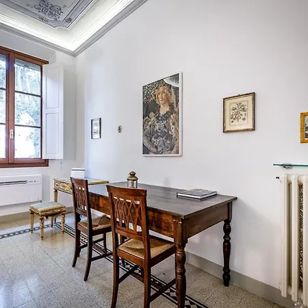 Yid Laura Apartment *