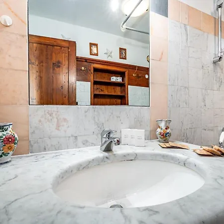 Yid Laura Apartment *